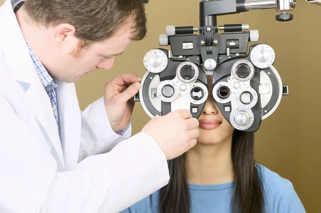 Dorosłą osoba w czasie badania optometrycznego